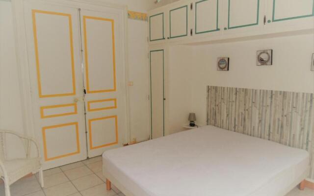 Appartement avec cour à 50m de la plage
