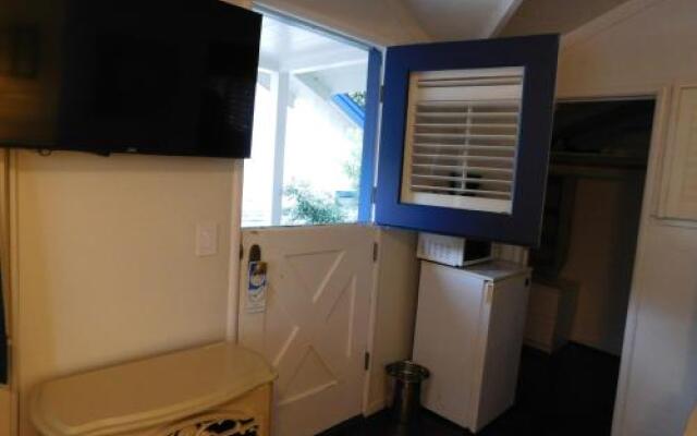 Lamp Lighter Inn & Sunset House Suites