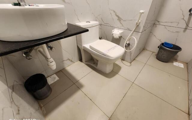 Square 9 Inn - Near Fortis & Huda City Centre