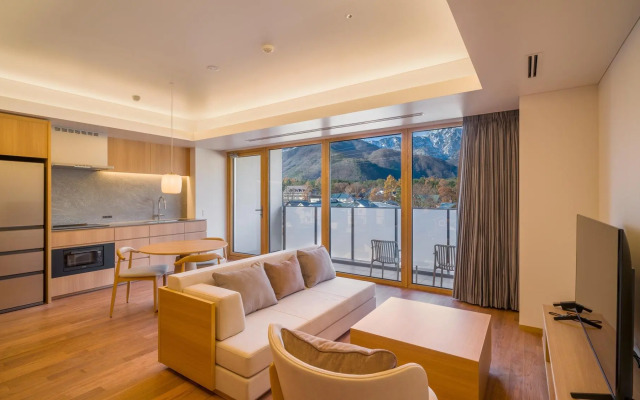 HOTEL LA VIGNE HAKUBA by Onko Chishin