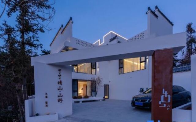 Jiuhua Mountain is Qingshan Mountain Wild Homestay