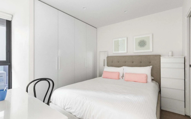 City View 2br, Free Parking, Bright & Central Apt