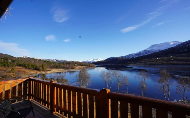 Lake View Apartment with loft