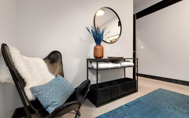 Relaxing in Paradise w Private Roof Top Deck!!