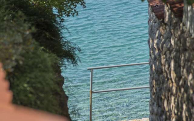 Nice Summer House With sea View, Jacuzzi, Private Garden