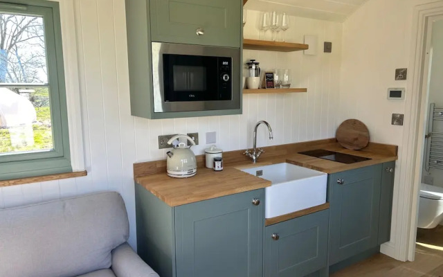 Luxury Shepherds Hut Near Glamorgan Coast