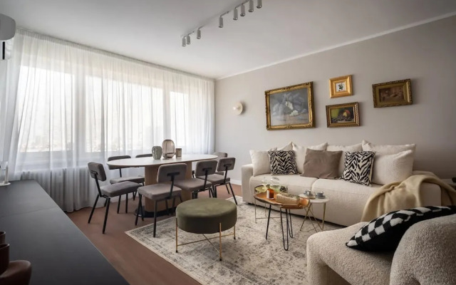 Views of all the Palaces 2BR Stunner