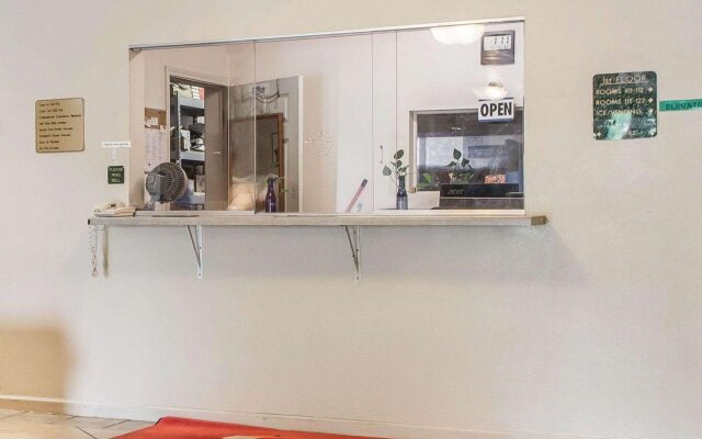 Econo Lodge & Suites Granite City