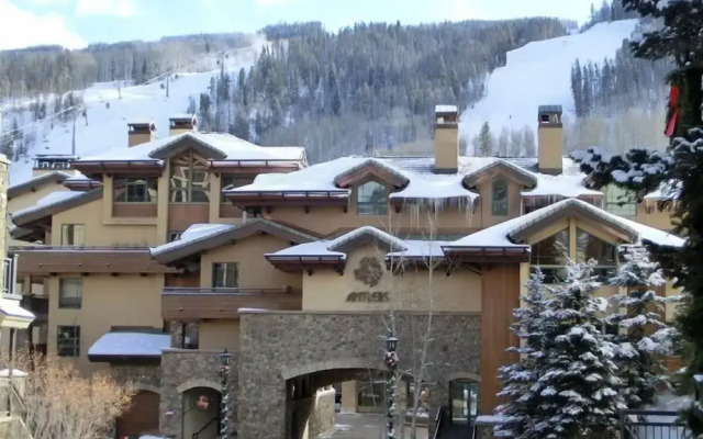 1 Bedroom Antlers Vacation Rental With Incredible Slopeside Views and Just a Short Walk to Gondola and Lionshead Village