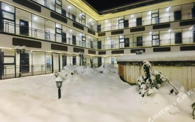 Xiling Snow Mountain Maple Leaf Hotel