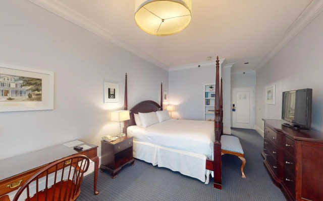 Avon Old Farms Hotel
