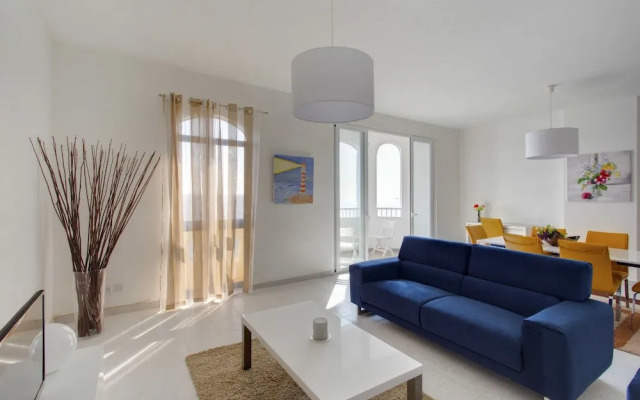 Seafront Apartment, Marvelous Views GR8 Location