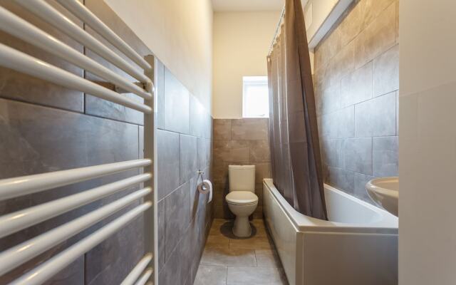 Shirley House Self Catering Guest House, 5 min Drive to Cruise Ship Terminals and City Centre