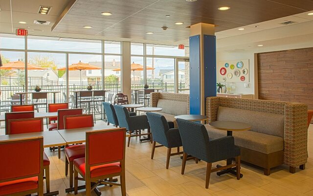 Holiday Inn Express & Suites Boise Airport by IHG