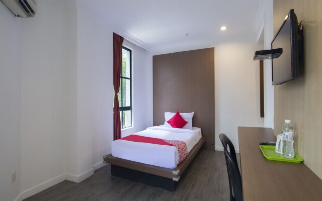 Azimuth Hotel by OYO Rooms