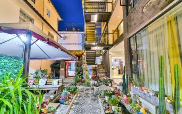 Dali Zhanbo Xiaoyuan Homestay (Dali Ancient Town Branch)