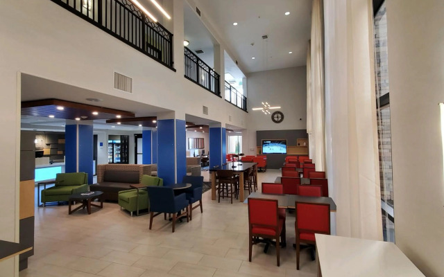 Holiday Inn Express & Suites Phoenix - Glendale Sports Dist by IHG