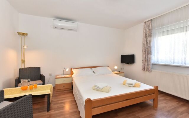 Traditional Apartment in Zadar With Garden