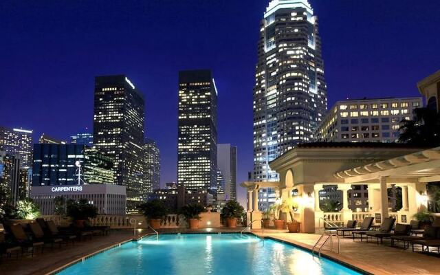 DTLA Apartment With Parking and Pool