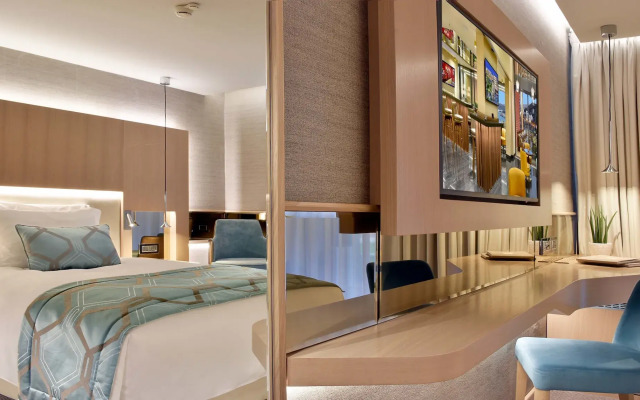 Maestral Resort & Casino