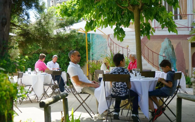 Logis Hotel Le Blason de Provence