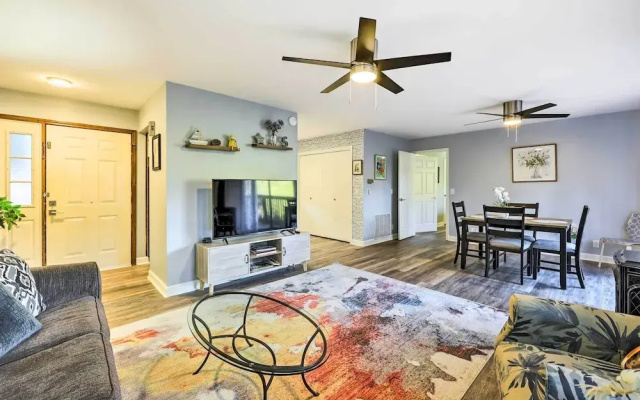 Holiday Island Home: Mountain View + Hot Tub!