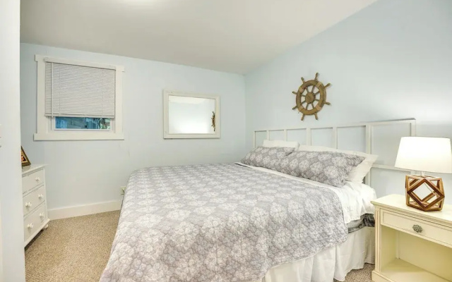 Renovated, Spacious Retreat in Union Pier!