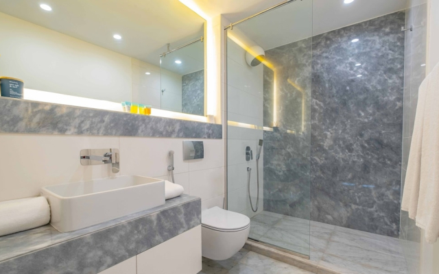 LUX The Pad Executive Suite Canal View 2