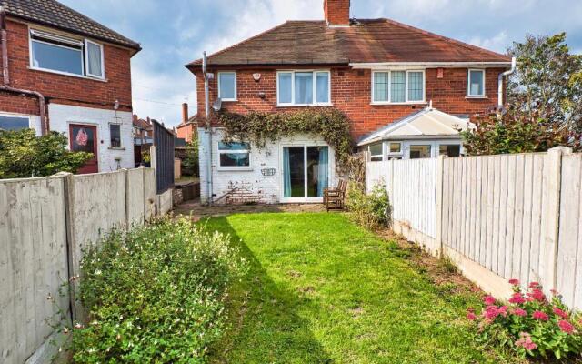 Cosy 3 bed with Parking- Family and Contractors