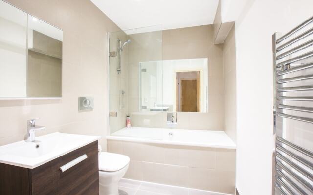 Spacious 1 Bedroom Apartment In Kensington A2