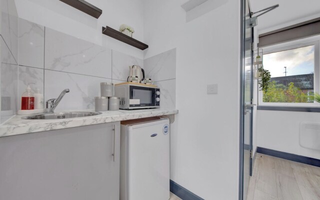 Captivating 1-bed Studio in Feltham