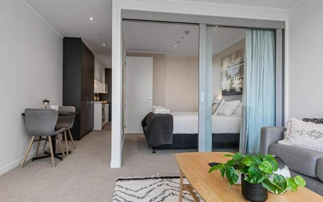 Beautifully Modern Brand New Central Apartment