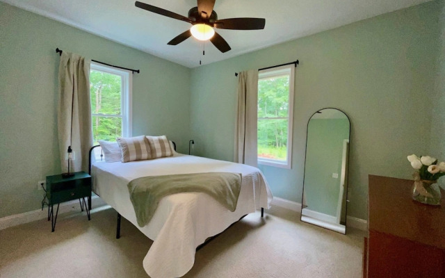 Woodhaven: Your Serene Countryside Escape 5 Bedroom Farmhouse by RedAwning
