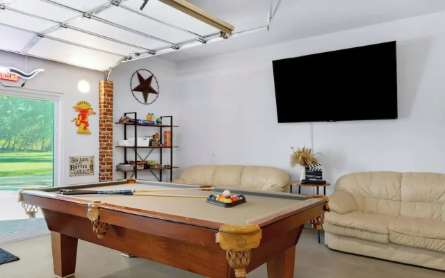 Spacious Retreat & Game Room Sleeps 12