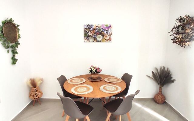Modern Mykonos 2 Bd Aqua w shared Pool