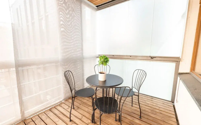 2ndhomes Stylish 1BR Apt w Sauna&Balcony