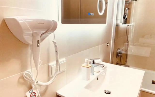 Sonnenaufgang über den Prater - Pool am Dach