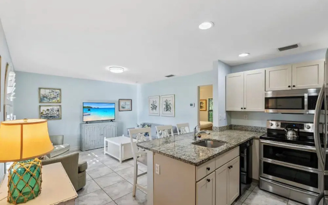 Le Monaco - Romantic 1 BR Condo Steps from 5th Ave S. Chic Coastal Retreat with King Bed and Beach Access. Perfect Location for Couples Near Dining, Shopping, and Naples Beach