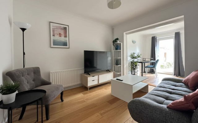 Spacious 5 Bedroom With 4 Baths Off-road Parking