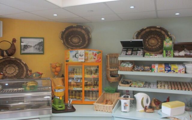 Hôtel-Restaurant La Crèche et sa piscine intérieure - Logis Hôtels