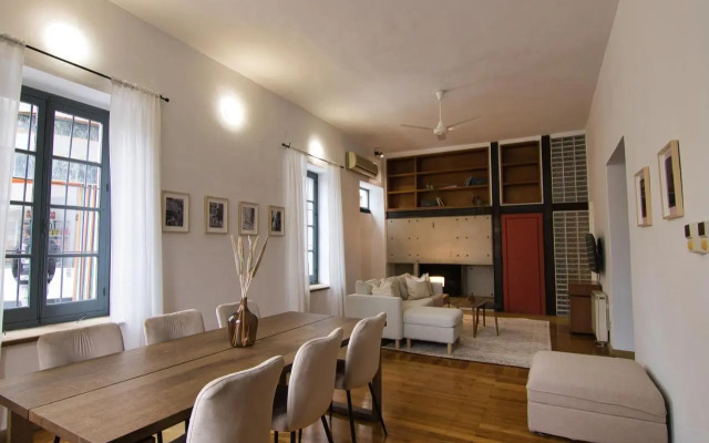 Phaedrus Living: Cozy Down Town House Aischylou