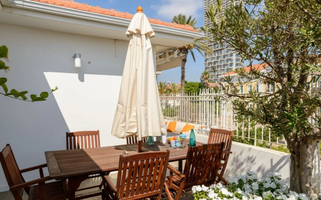 Terrace & View on Dallal square by FeelHome