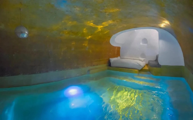 Two Bedroom Villa With Private Indoor Cave Pool