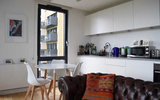 Stylish Flat With A Balcony Over Canal In Bethnal Green