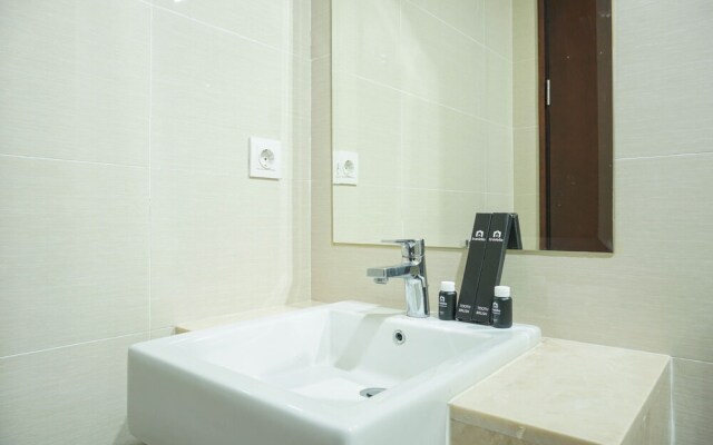 Strategic Location Studio Puri Mansion Apartment