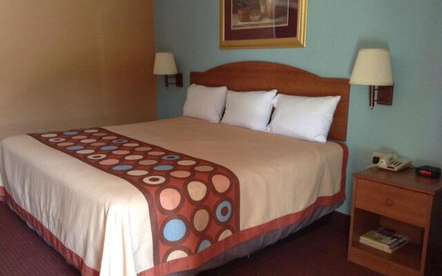 Econo Lodge Inn & Suites