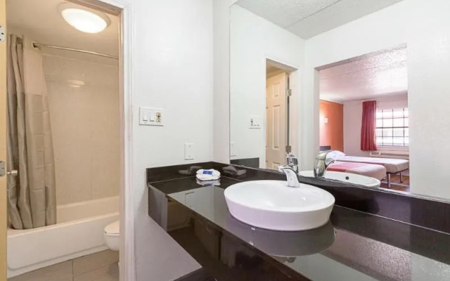 Motel 6 North Kirkland