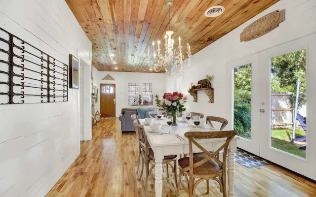 Luxury Near Main With Hot Tub