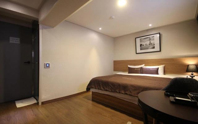 Hotel The May