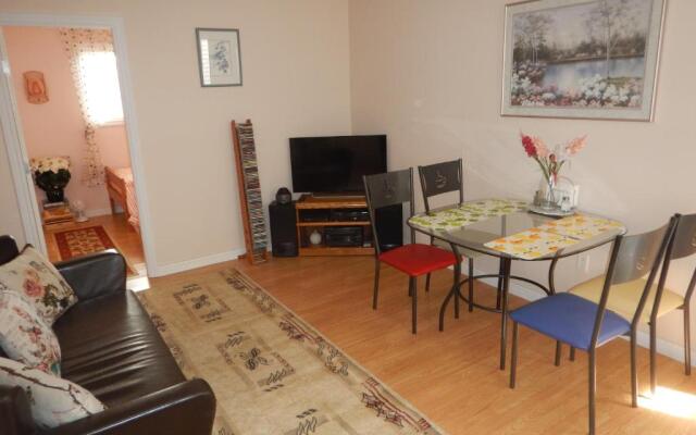 Clean Quiet Comfortable suite; Coquitlam Center